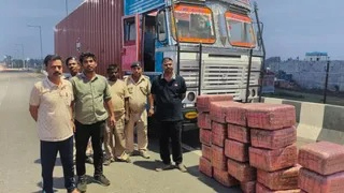 भारत-नेपाल सीमा पर बड़ी कार्रवाई, 1 करोड़ गांजा के साथ अंतरराज्यीय तस्कर गिरोह का सदस्य गिरफ्तार