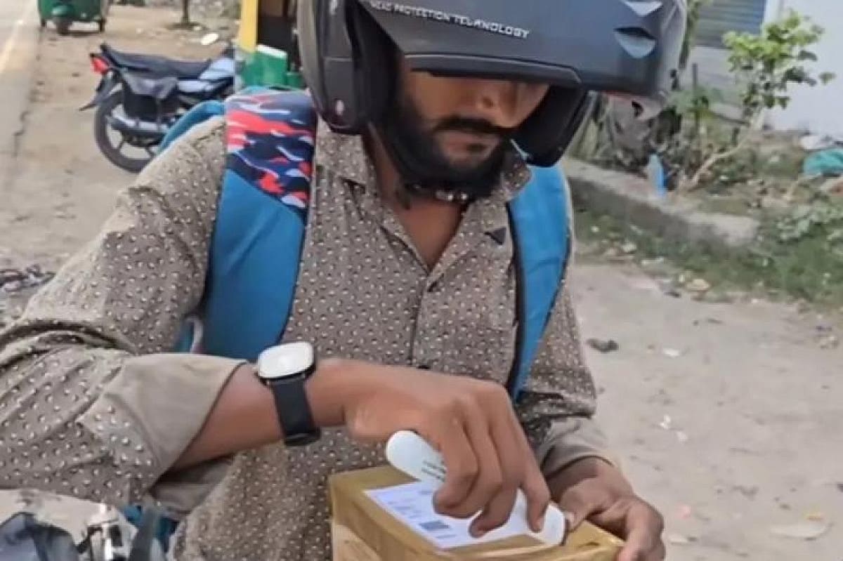 गजब टोपीबाज़ लोग है यार ! युवक ने ऑर्डर किया स्मार्टफोन ,लेकिन बॉक्स खोलते ही उड़े होश, अंदर से निकली ये चीज
