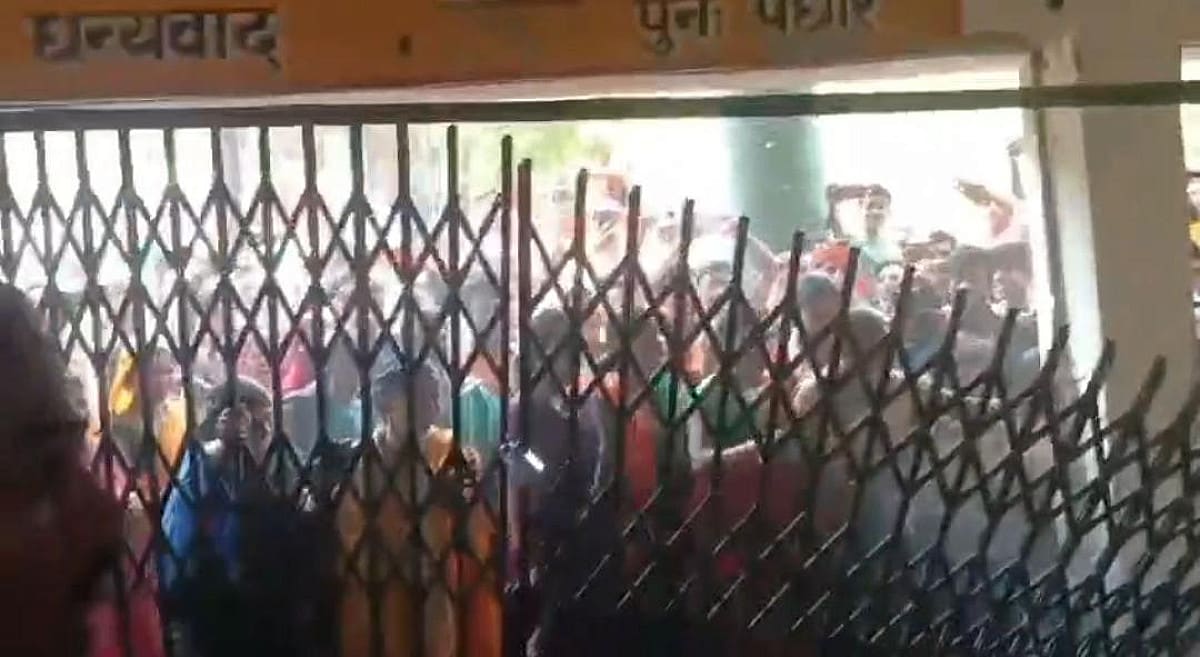 गढ़वा कस्तूरबा विद्यालय में फिर बिगड़ी 8 छात्राओं की तबीयत, अभिभावकों ने किया जोरदार हंगामा, तोड़ा ग्रिल