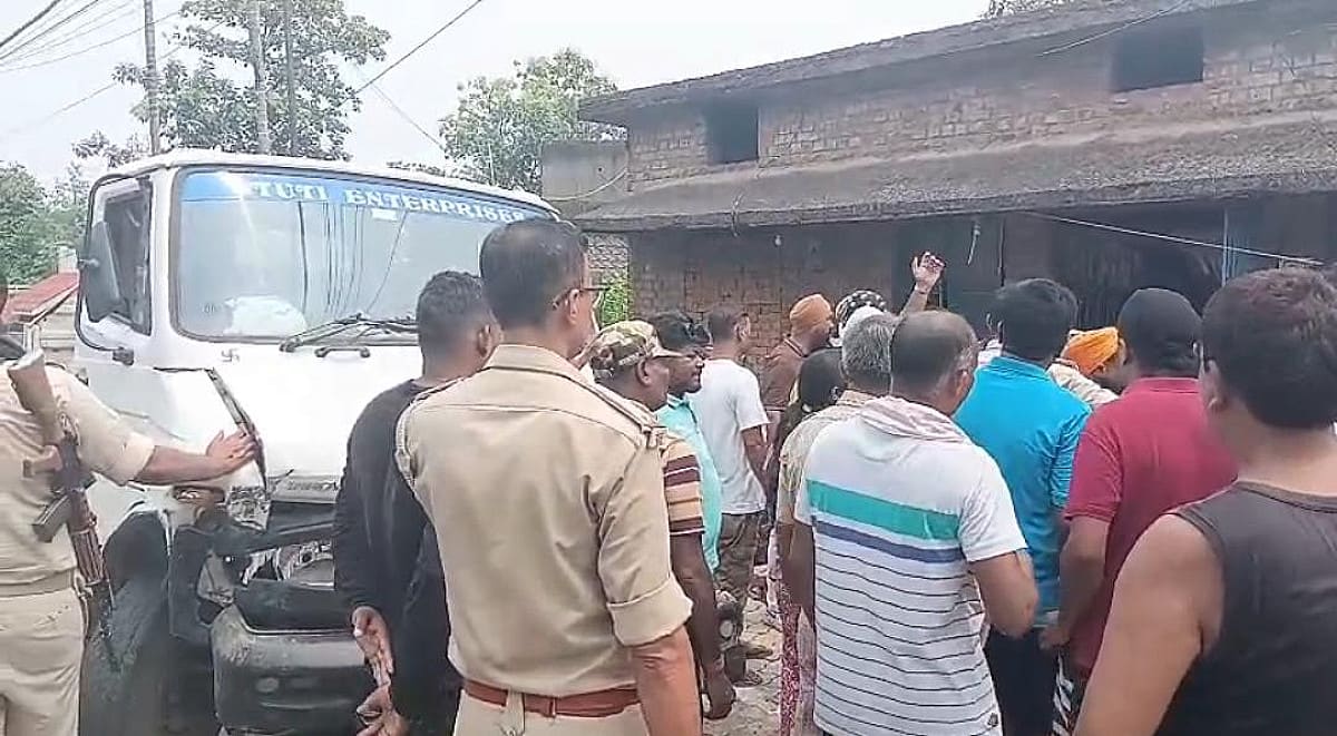 जमशेदपुर में तेज रफ्तार ट्रक का कहर, चार बाइक, कार और बाउंड्री वॉल को मारी टक्कर