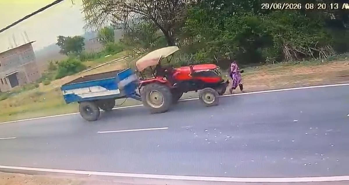 चाईबासा में ट्रैक्टर ने शिक्षिका को रौंदा, सीसीटीवी में कैद हुई घटना