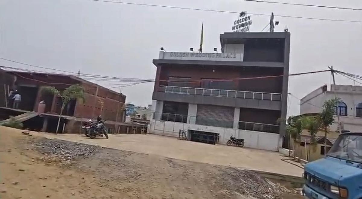 धनबाद नगर निगम का बड़ा एक्शन ! 15 दिनों में हटाएं 'गोल्डेन वेडिंग पैलेस', वरना चलेगा बुलडोजर
