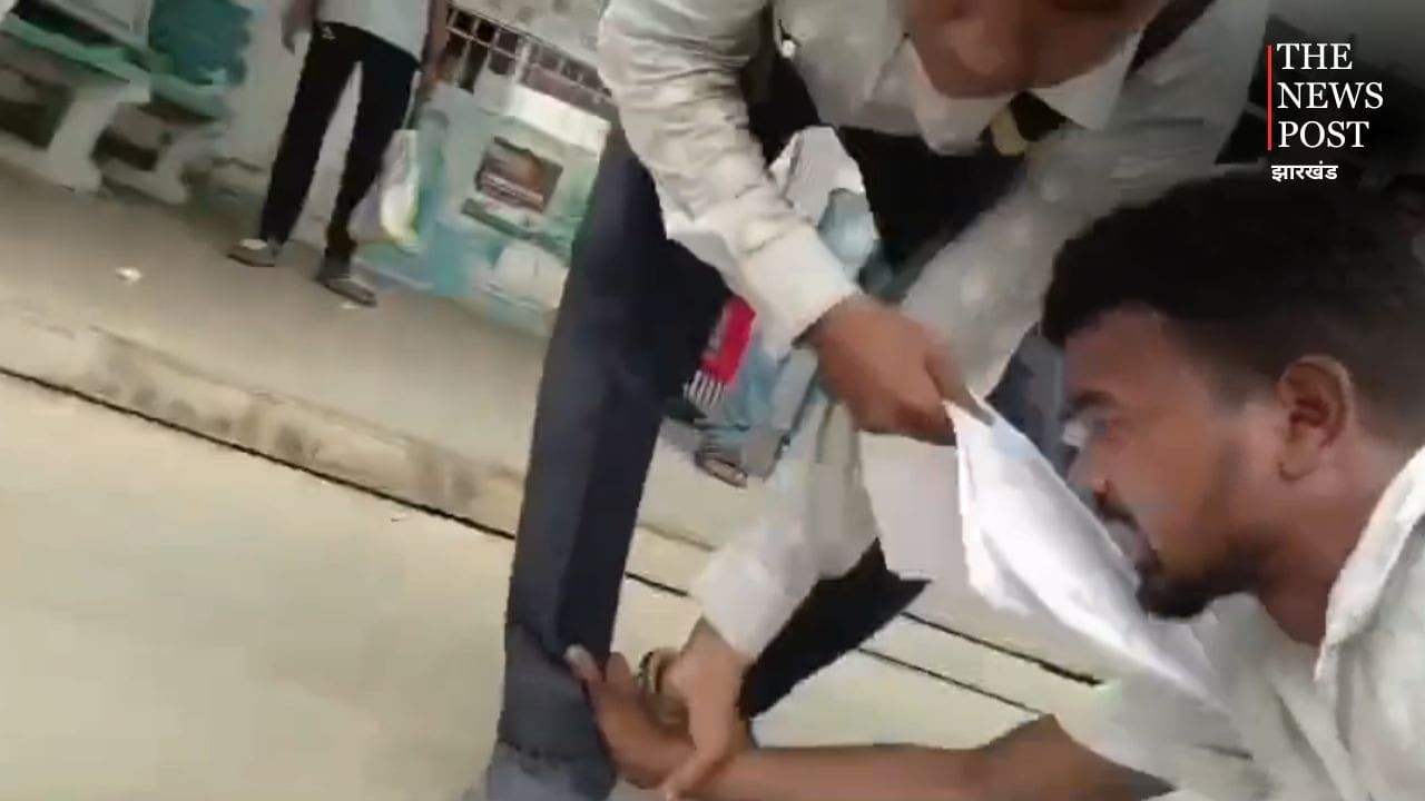 जन्म प्रमाण पत्र के लिए पंचायत सचिव के पैर पकड़ने को मजबूर हुआ युवक, पाकुड़ का वीडियो वायरल