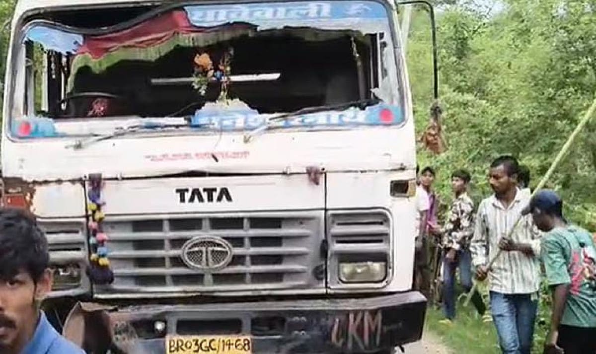 भोजपुर में रफ्तार का कहर! ट्रेलर की चपेट में आने से दो युवकों की मौके पार मौत