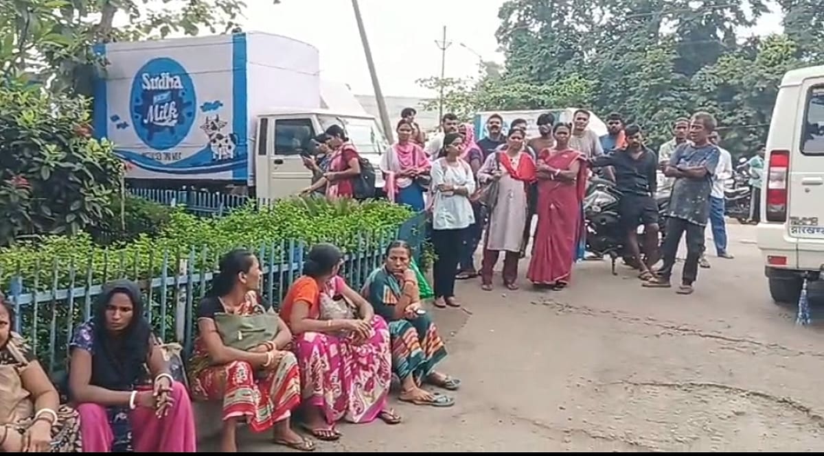 सरायकेला: सुधा डेयरी के कर्मी के मौत पर बवाल, कंपनी गेट के पास परिजनों ने दिया धरना