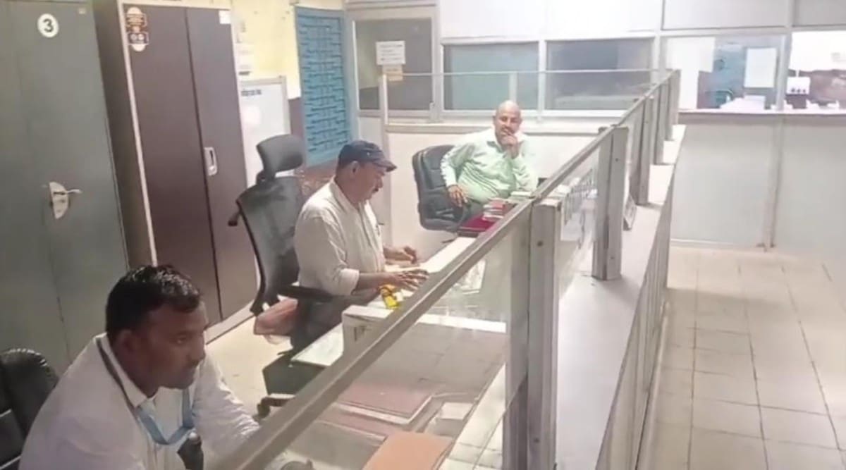 जमीन विवाद में पूर्व सब-रजिस्ट्रार की हत्या पर धनबाद निबंधन कार्यालय में पेन डाउन, दोषियों की गिरफ्तारी की उठी मांग