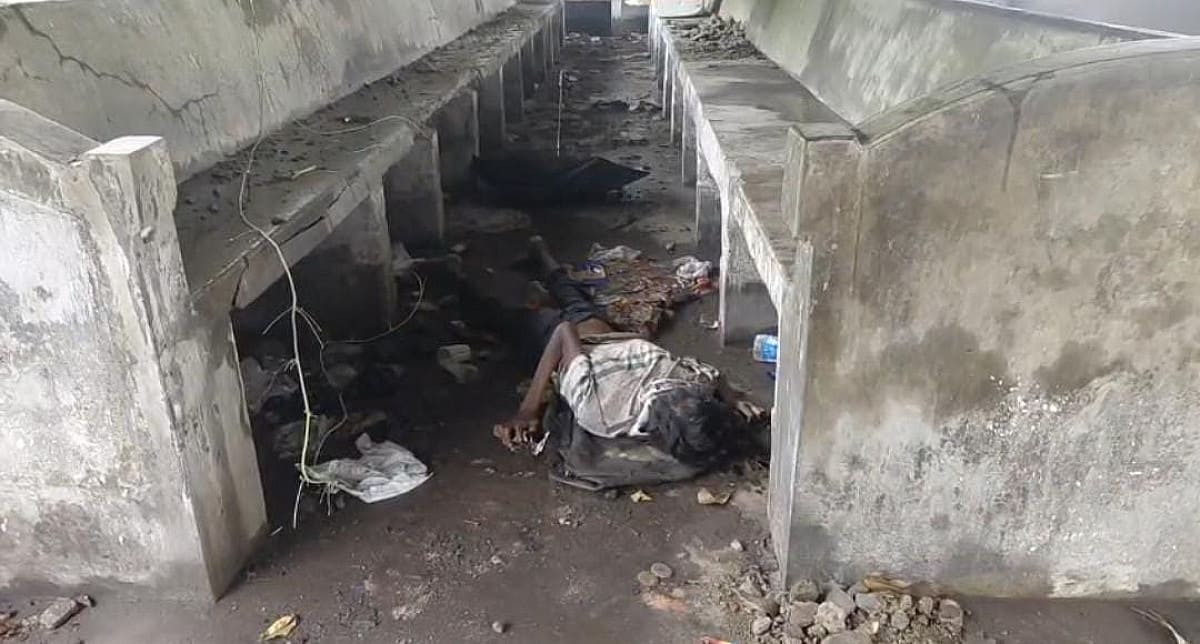 धनबाद बस स्टैंड के पास सड़क किनारे मिला अज्ञात व्यक्ति का शव, जांच में जुटी पुलिस