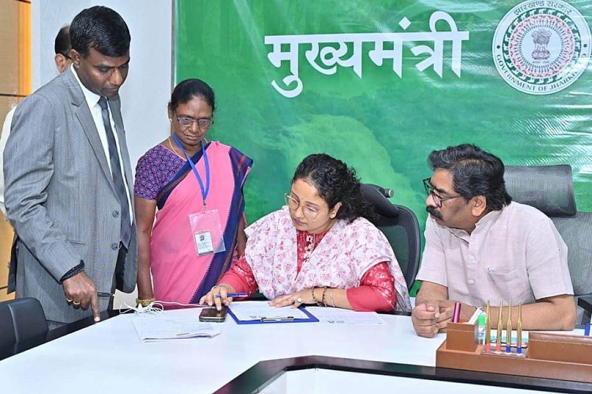झारखंड में मतदाता सूची पुनरीक्षण अभियान तेज, मुख्यमंत्री हेमंत सोरेन ने भी भरा SIR फॉर्म