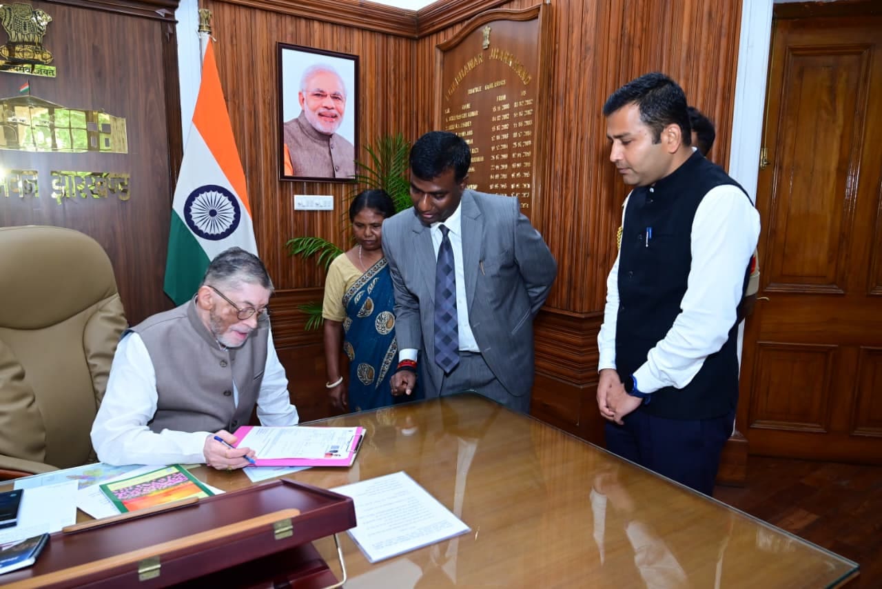 राज्यपाल संतोष गंगवार ने खुद भरा SIR फॉर्म, बोले- हर पात्र नागरिक समय पर पूरा करे SIR प्रक्रिया