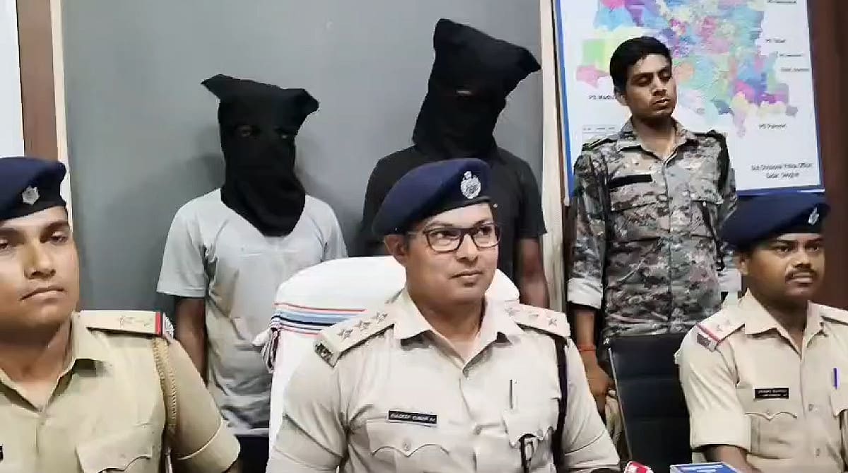 देवघर पुलिस ने डकैती की साजिश नाकाम की, दो बदमाश गिरफ्तार, हथियार और बाइक बरामद