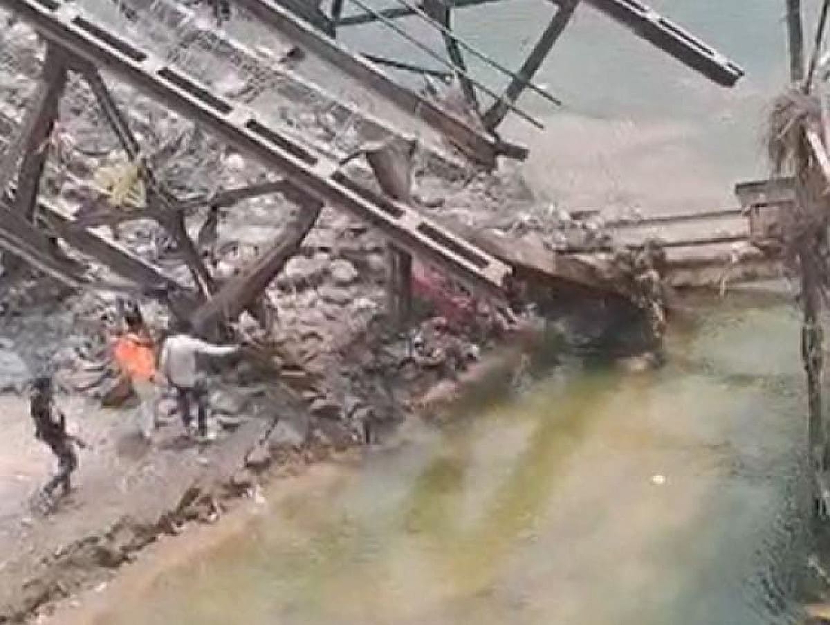 समस्तीपुर में निर्माणाधीन गंगा महासेतु का हिस्सा गिरा, मलबे में कई मजदूरों के दबने की आशंका