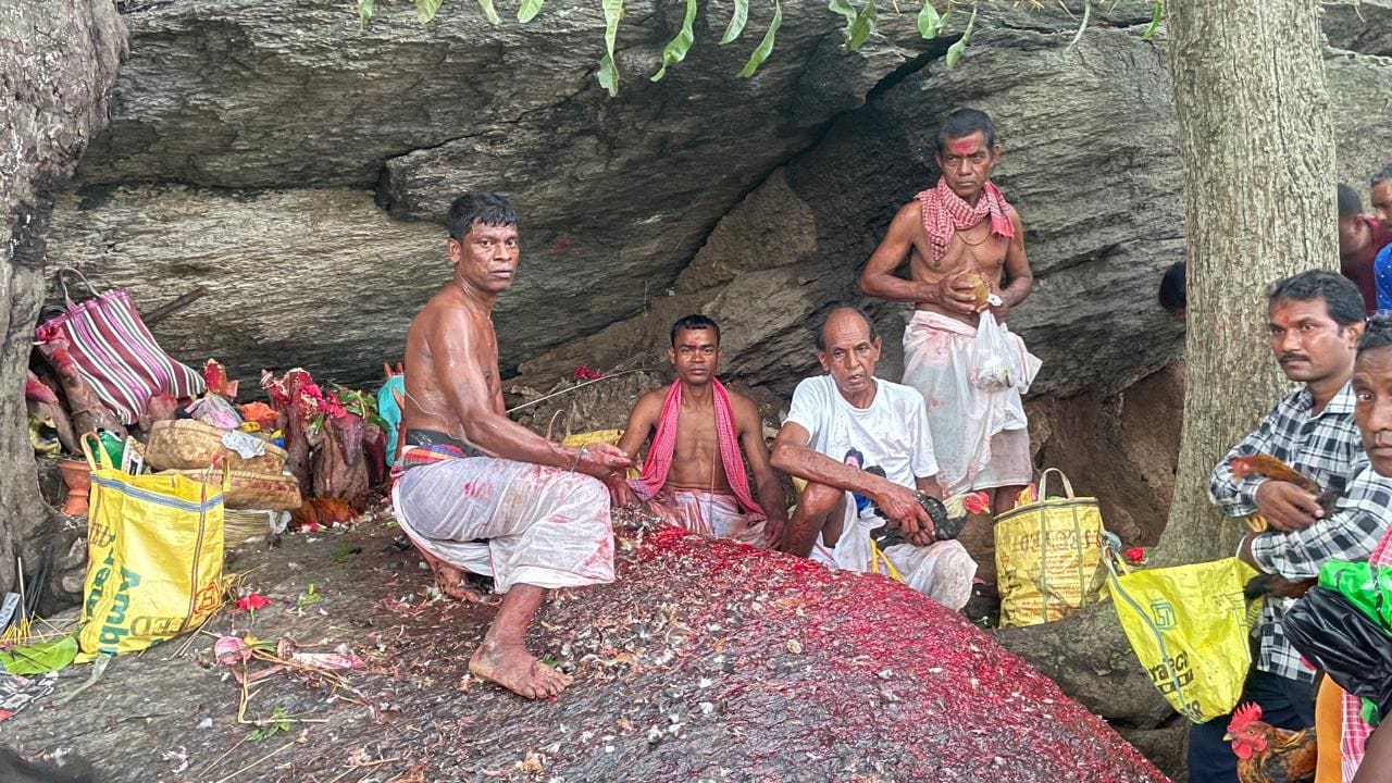 राज्य की सबसे बड़ी पहाड़ पूजा में जुटे तीन राज्य के श्रद्धालु, अच्छी बारिश की कामना की