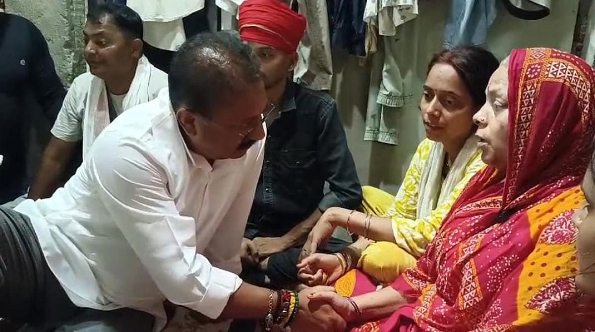 भरत भूषण के गांव पहुंचे मंत्री अशोक चौधरी, परिजनों को दिया न्याय का भरोसा
