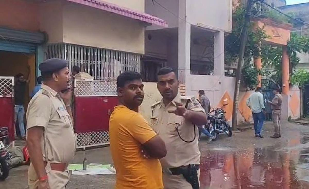 BREAKING: पटना में दिनदहाड़े हत्या से सनसनी, एक युवक की मौत, दूसरा गंभीर घायल