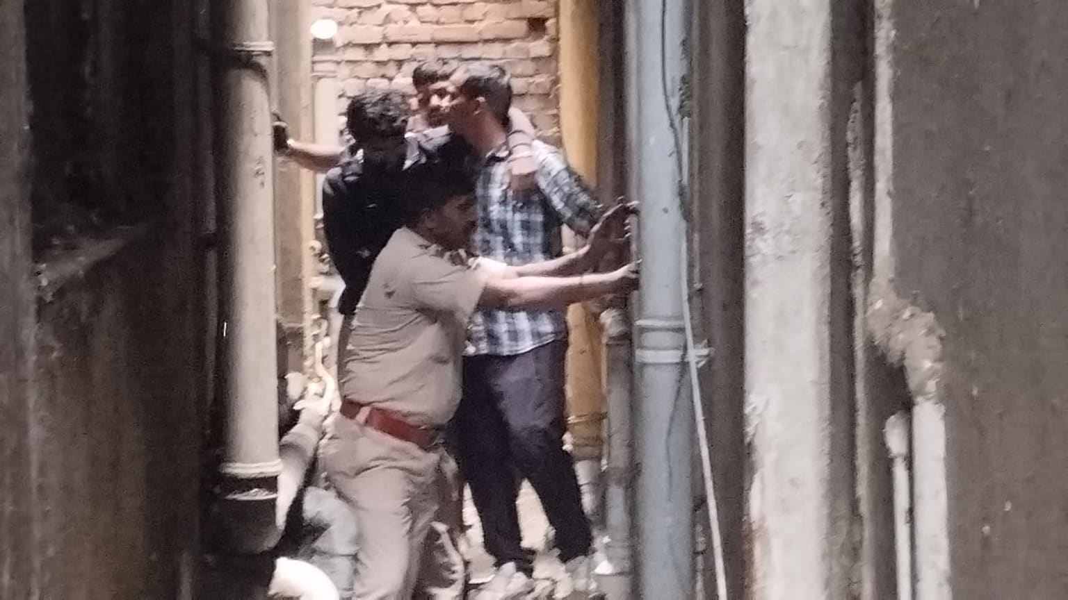 जमशेदपुर: फिल्मी स्टाइल में भाग रहा था स्नेचर, दो दीवारों के बीच फंसा, जानिए कैसे पुलिस ने रेस्क्यू किया