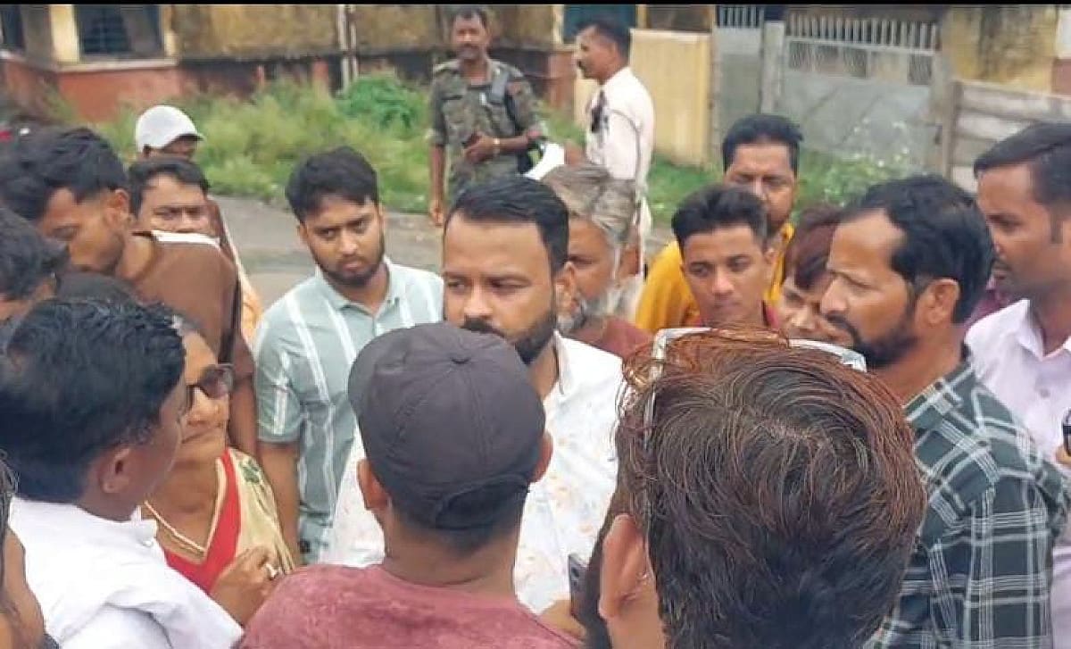 धनबाद के जालान फैक्ट्री में घायल कर्मी की इलाज के दौरान मौत, मुआवजा और नौकरी की मांग पर हंगामा