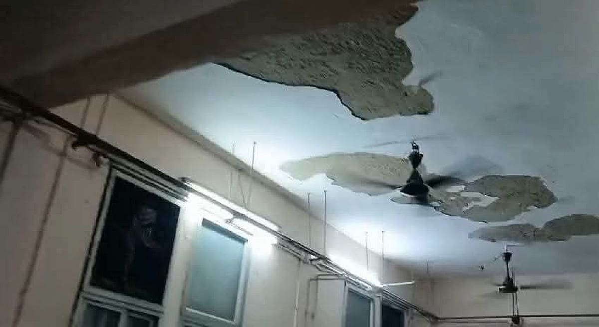 धनबाद के SNMMCH में बड़ा हादसा, वार्ड की छत गिरने से भर्ती मरीज घायल