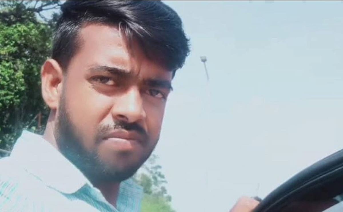 धनबाद में अज्ञात वाहन की टक्कर से बाइक सवार की मौत, मुआवजे की मांग को लेकर सड़क जाम