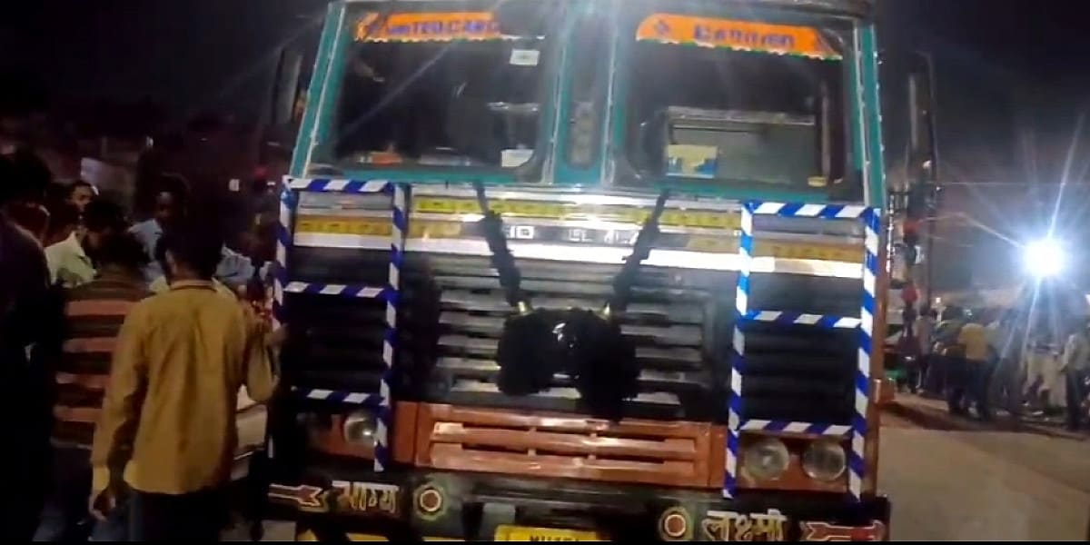 सरायकेला: गम्हरिया में ट्रक के धक्के से बाइक सवार 2 युवकों की मौत, विरोध में सड़क जाम