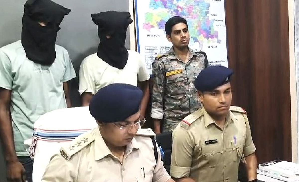 देवघर में लुटेरों पर पुलिस का शिकंजा, टोटो लूटकांड के दो आरोपी गिरफ्तार
