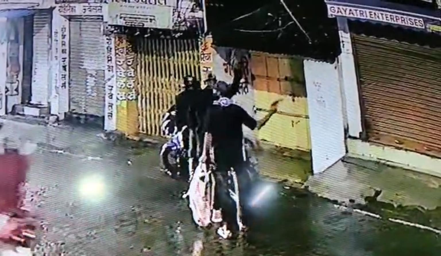 गैग्स ऑफ़ गोड्डा!बीच बाजार लुटेरों ने खाली कर दी ज्वेलर्स दुकान, ताबड़तोड़ चलाई गोली, सामने आया सीसीटीवी 
