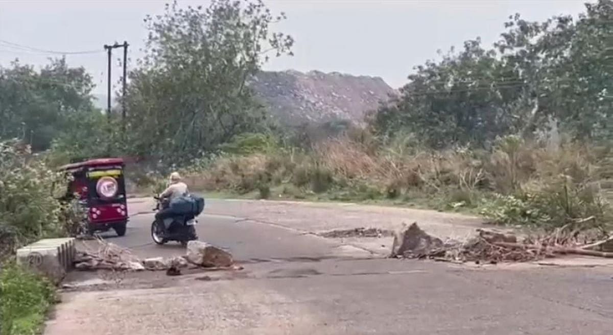 44 करोड़ की लागत से बनी धनबाद की ये सड़क, एक साल के भीतर ही तोड़ने लगी दम, अब जांच की उठी मांग