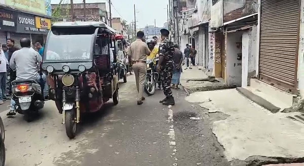 गोड्डा ज्वेलरी लूट के बाद शहर में आक्रोश, व्यापारियों ने किया बाजार बंद, सत्ता-विपक्ष आये आमने-सामने