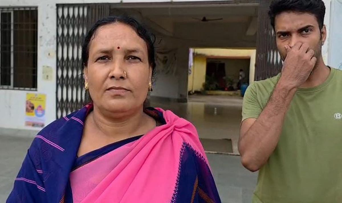 नाश्ता पानी नहीं दीजिएगा..... गढ़वा में SIR फॉर्म के नाम पर महिला BLO कर रही है उगाही , देखिए वीडियो 