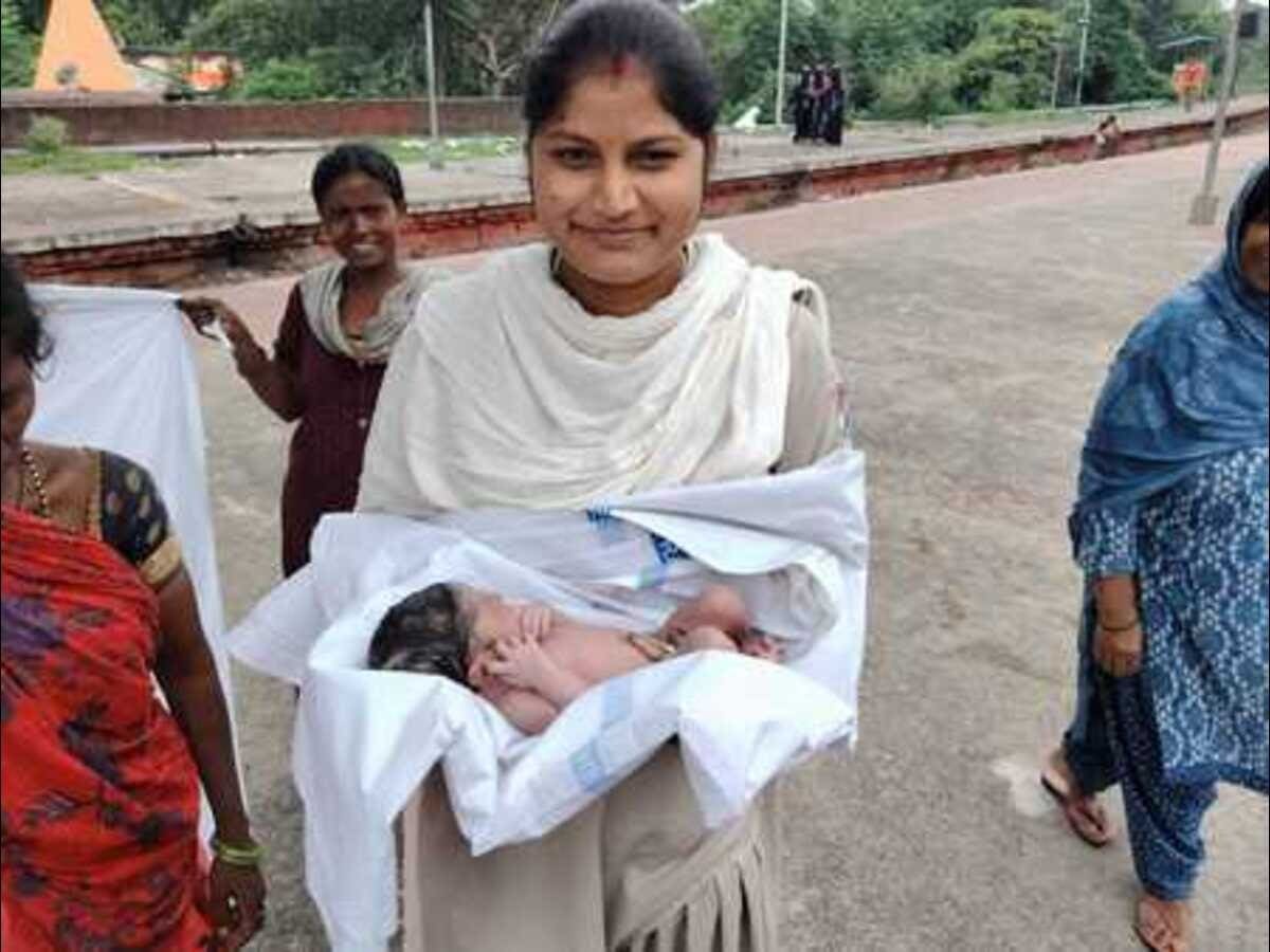 धनबाद: प्रसव पीड़ा से बेचैन महिला के लिए भगवान बनकर पहुंची आरपीएफ की महिला कांस्टेबल, फिर क्या हुआ