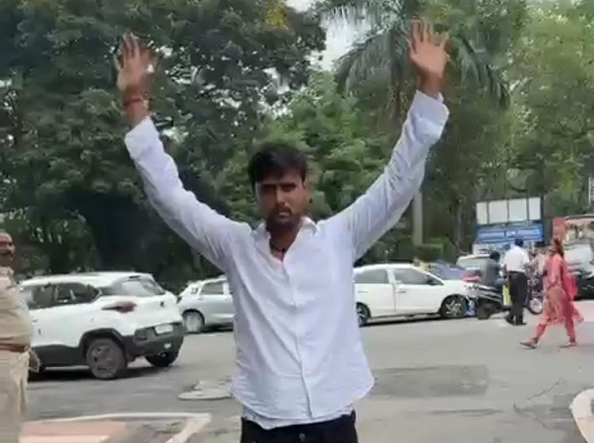 BREAKING:हिमांशु सिंह हत्याकांड में बड़ा अपडेट! मुख्य आरोपी राहुल दुबे ने बिस्टुपुर थाने में किया सरेंडर