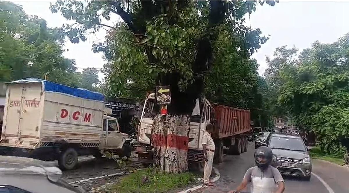 जमशेदपुर में बड़ा सड़क हादसा टला, बाइक सवारों को बचाते हुए पेड़ से भिड़ा तेज रफ्तार ट्रक