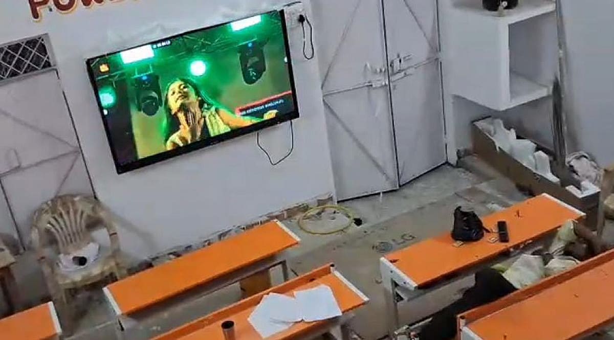 कमाल है! बच्चों की स्मार्ट क्लास में खर्राटे ले रहे थे मास्टर साहब, टीवी पर चल रहा था अश्लील गाना, फिर जो हुआ