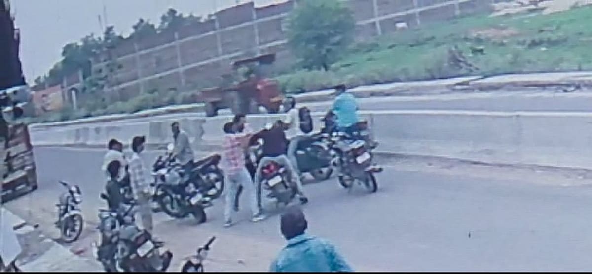 गढ़वा में दिनदहाड़े दबंगों की दबंगई! बीच सड़क की युवक की पिटाई, CCTV फुटेज आया सामने