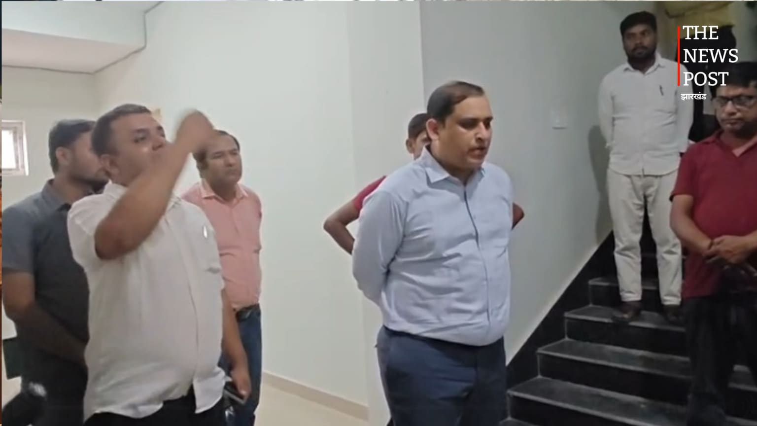 DEO कार्यालय में शिक्षिका पति की संदिग्ध मौत: CCTV फुटेज से सामने आई पूरी घटनाक्रम की तस्वीर