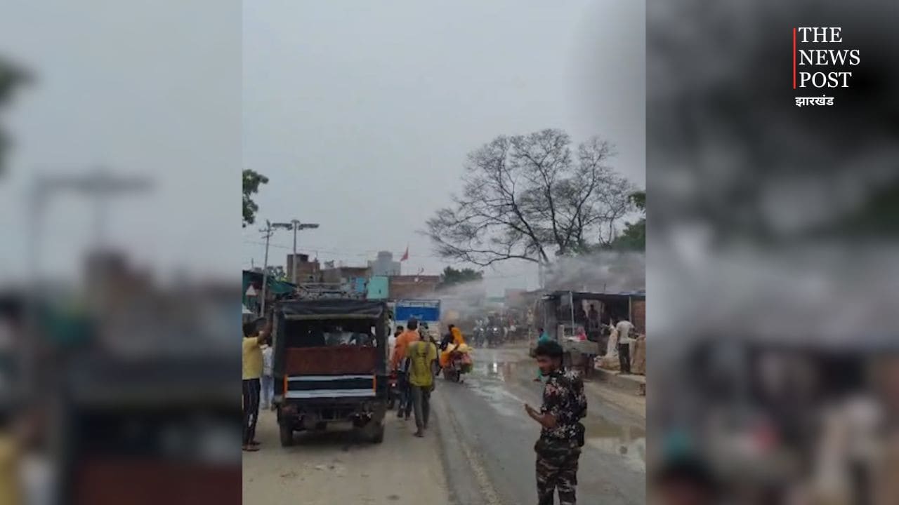 पलामू: अचानक सड़क से निकलने लगा पानी का फव्वारा, लोगों में मची अफरा-तफरी