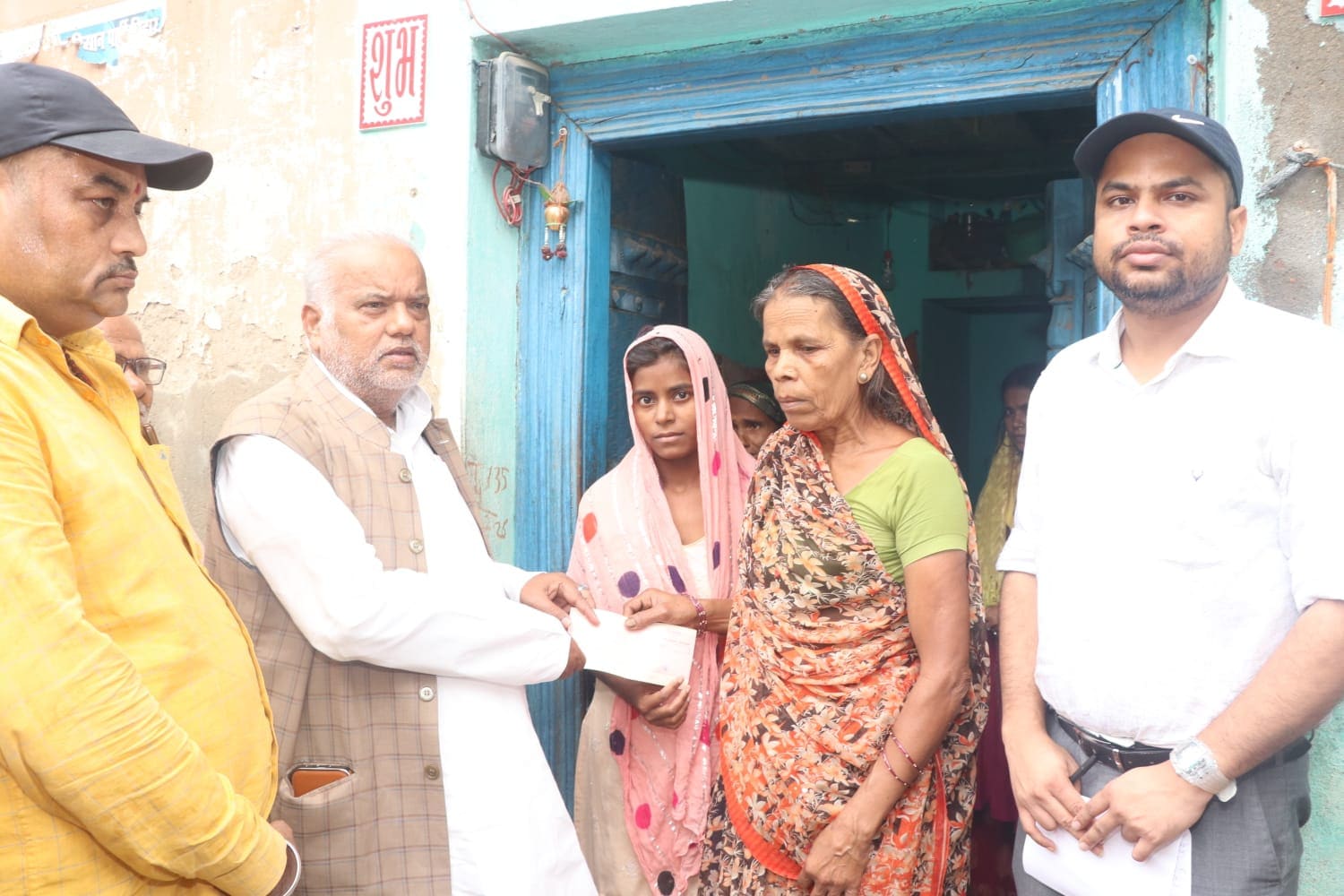आपदा पीड़ित परिवार को मिली सरकारी मदद, मंत्री श्रवण कुमार ने परिजनों को सौंपा सहायता राशि का चेक