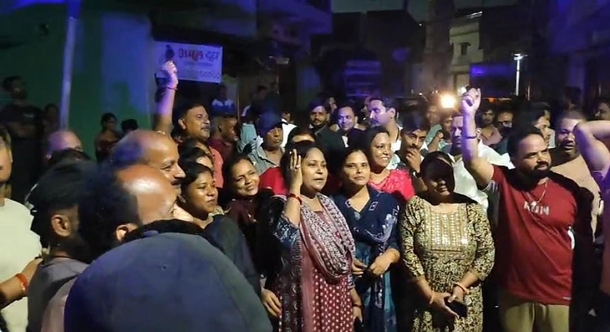 जमशेदपुर में सरकारी शराब दुकान के खिलाफ फूटा लोगों का गुस्सा, प्रशासन के खिलाफ नारेबाजी