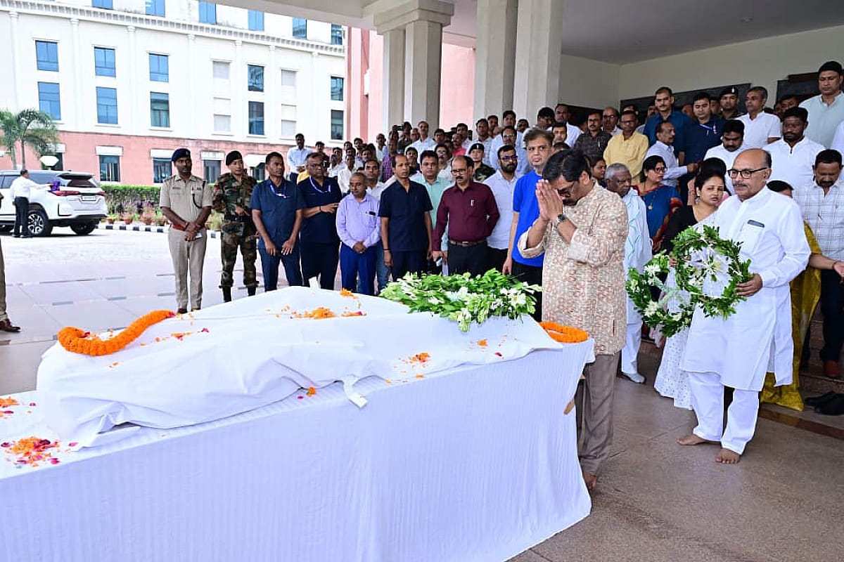 पूर्व मंत्री मन्नान मल्लिक को अंतिम विदाई, मुख्यमंत्री हेमंत सोरेन ने दी श्रद्धांजलि, बोले- झारखंड ने खोया अनुभवी जननेता