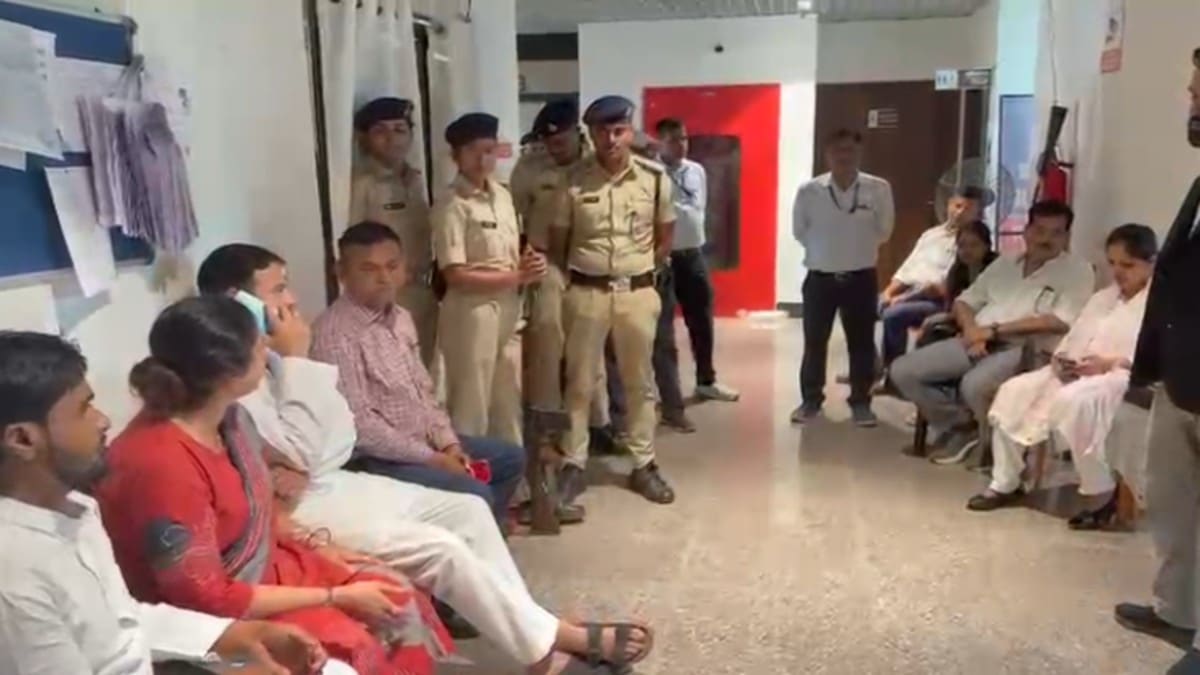 राजधानी पटना में वीणा मानवी का नामांकन रद्द, तेजप्रताप यादव बोले- कोर्ट में लड़ेंगे न्याय की लड़ाई
