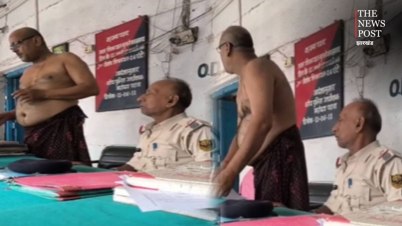 थाने में अजीब नजारा! तौलिया पहनकर फरियादी की सुनवाई करना पड़ा भारी, वायरल VIDEO के बाद ASI सस्पेंड