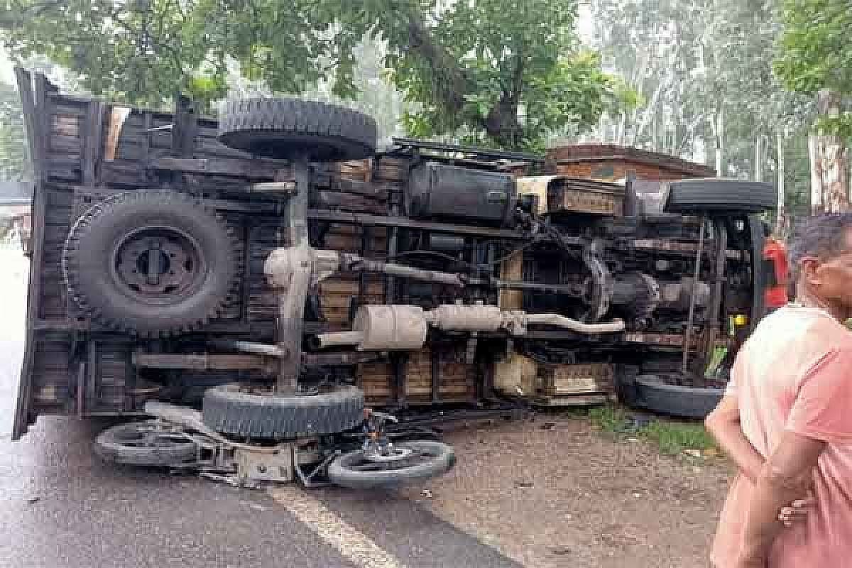 लातेहार में भीषण सड़क हादसा, ट्रक के नीचे दबने से जीजा और साले की दर्दनाक मौत