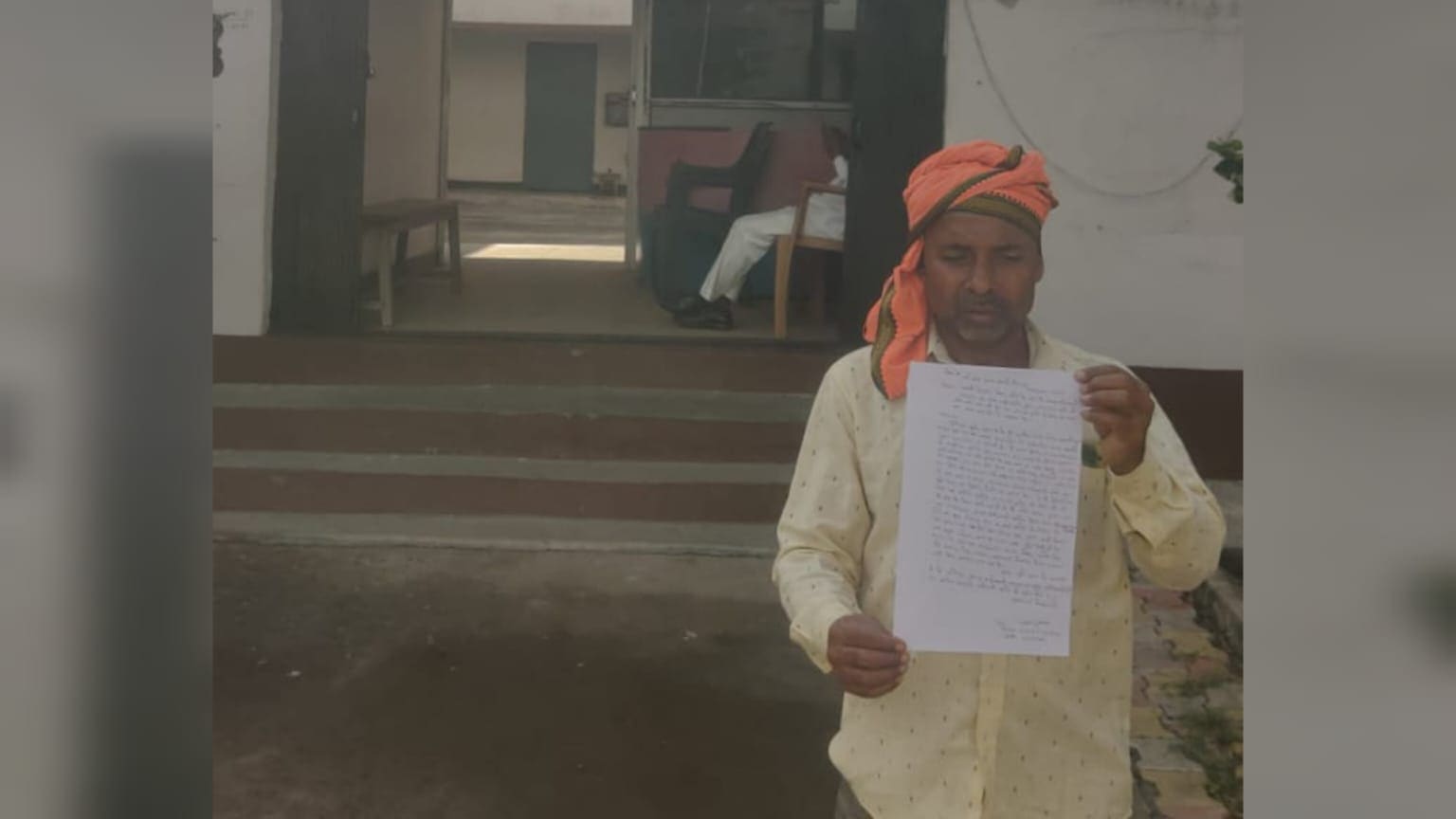 बालू लदे ट्रैक्टर की चेकिंग के दौरान CO साहब ने चालक पर जड़ दी लाठी? जमकर हुआ बवाल, अब अधिकारियों ने साधी चुप्पी