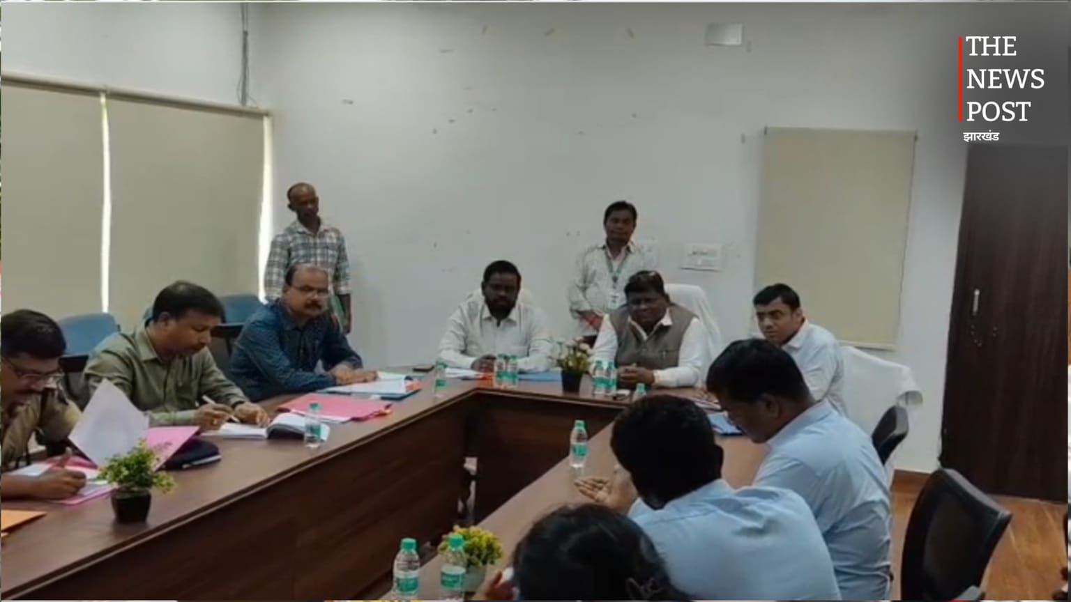 रामगढ़ में सदाचार समिति ने की जिला अधिकारियों के साथ समीक्षा बैठक, योजनाओं की प्रगति पर हुई चर्चा