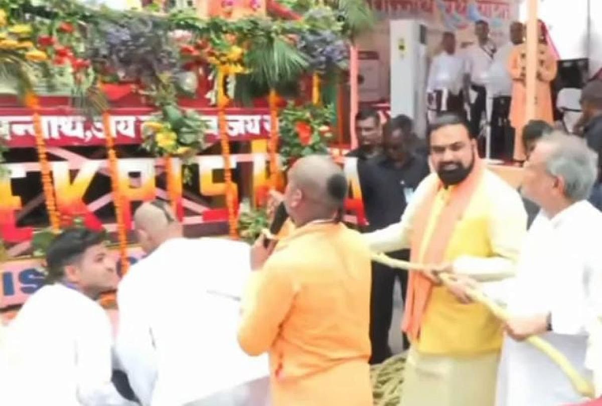 पटना में जगन्नाथ रथ यात्रा में CM सम्राट चौधरी ने संभाली रथ की रस्सी, सड़क पर लगाई झाड़ू