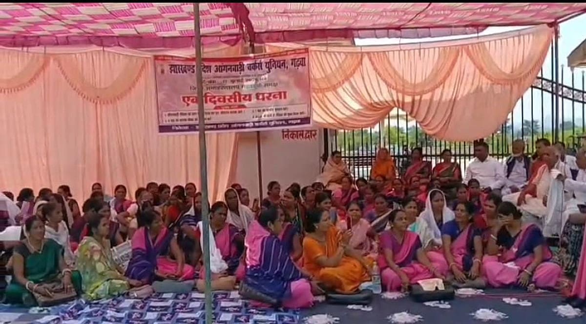 घूस लेते पकड़ी गईं गढ़वा की बीएलओ, बर्खास्तगी के बाद अब बहाली के लिए धरने पर बैठीं