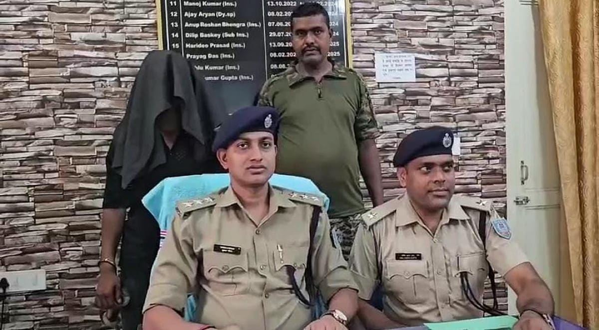 रथ मेला में श्रद्धालुओं को बनाते थे निशाना, पाकुड़ में अंतर्राज्यीय मोबाइल चोर गिरोह का हुआ पर्दाफाश, 6 मोबाइल और नकदी बरामद