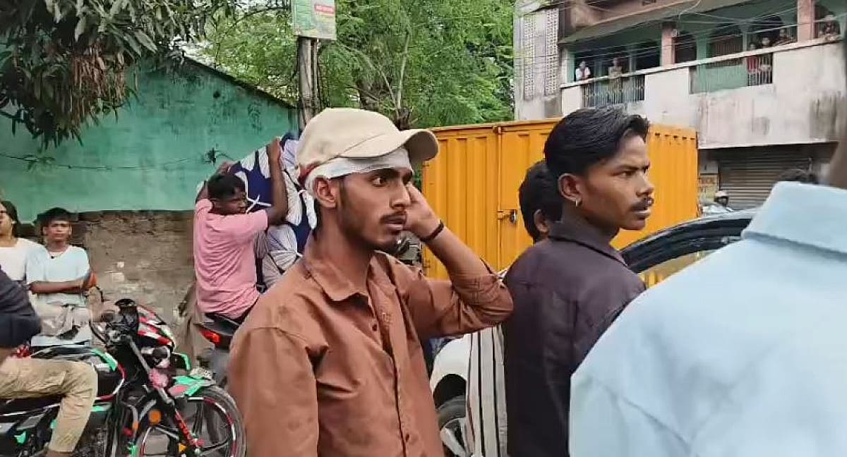 जमशेदपुर: राह चलते युवक पर चापड़ से हमला,गंभीर रूप से घायल अमन अस्पताल में भर्ती