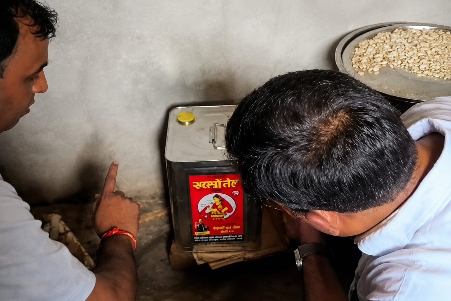 गढ़वा के इस स्कूल के मिड-डे मील में हो रहा था खराब तेल का इस्तेमाल, भनक लगते ही बीडीओ ने कसा शिकंजा