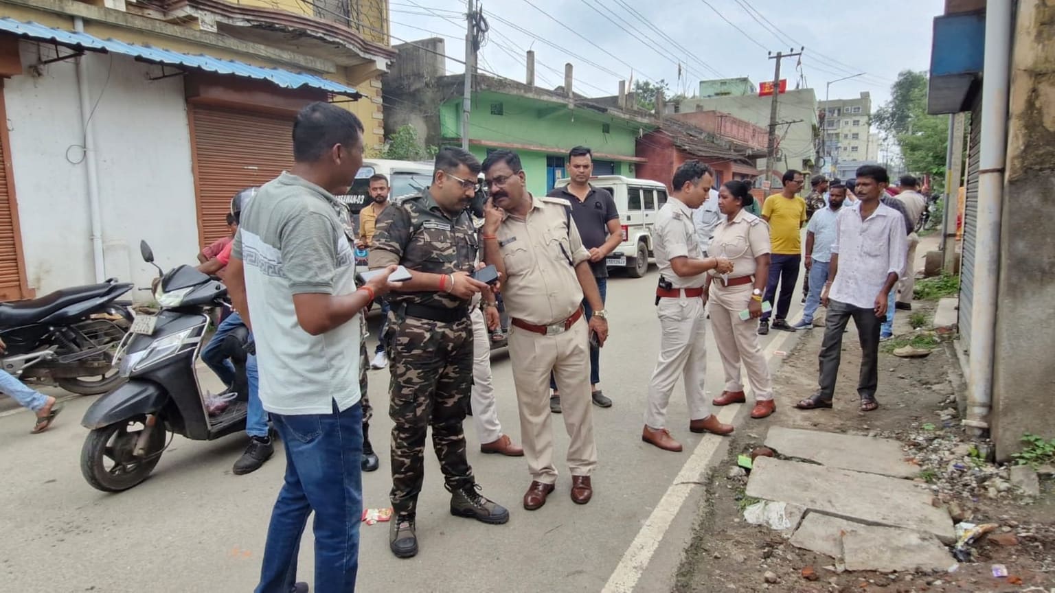 सरायकेला में दिनदहाड़े हत्या से सहमे लोग ! बदमाशों ने युवक को धारदार हथियार से काटा