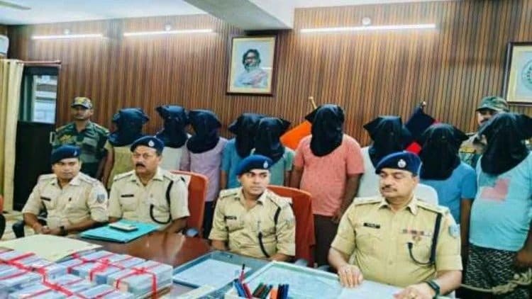 'गैंग्स ऑफ जामताड़ा' पर पुलिस का बड़ा प्रहार! 17 साइबर ठग गिरफ्तार, करोड़ों के नेटवर्क की जांच तेज